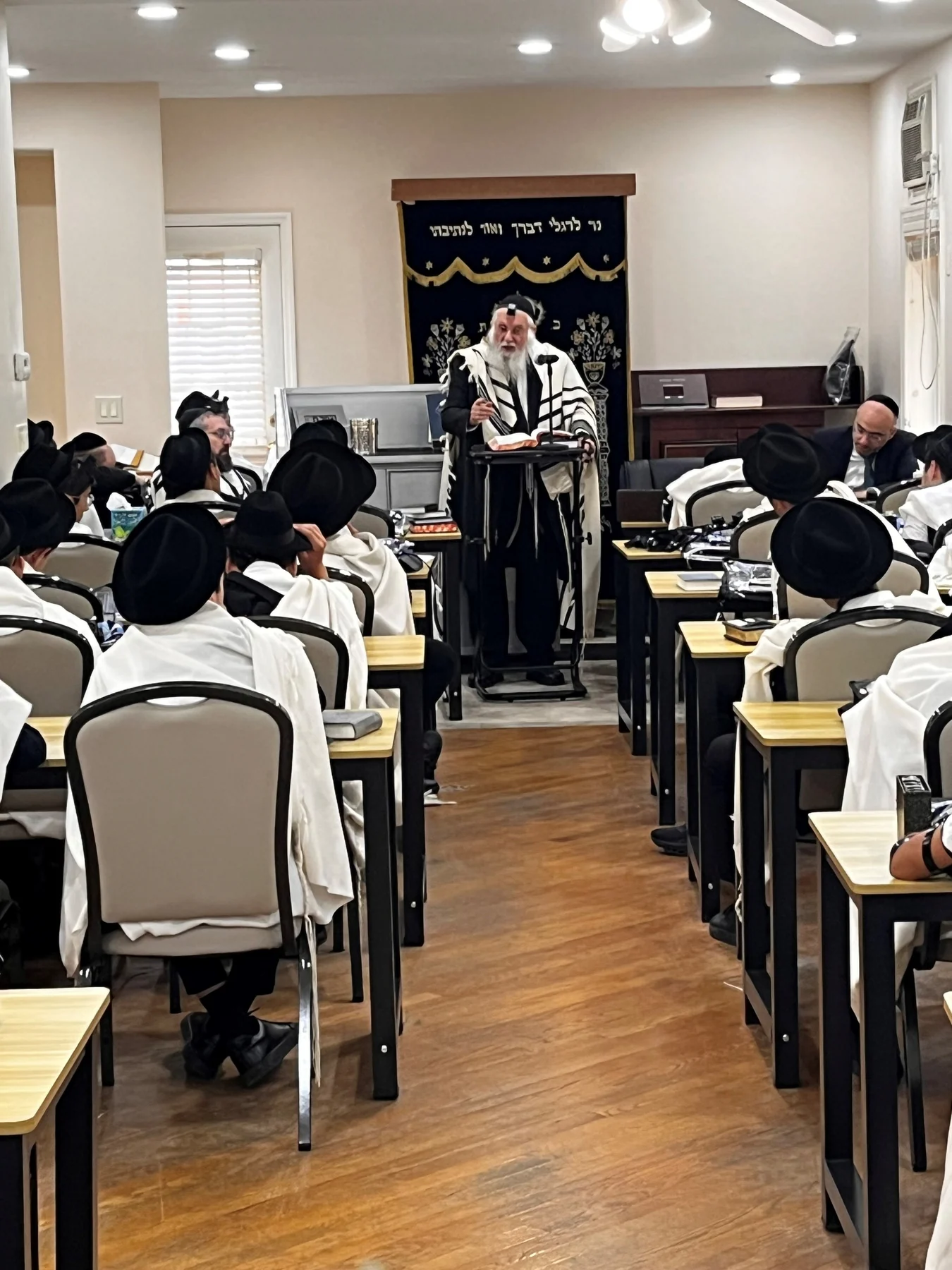 Ahavat Hatorah rebbe teaching talmidim