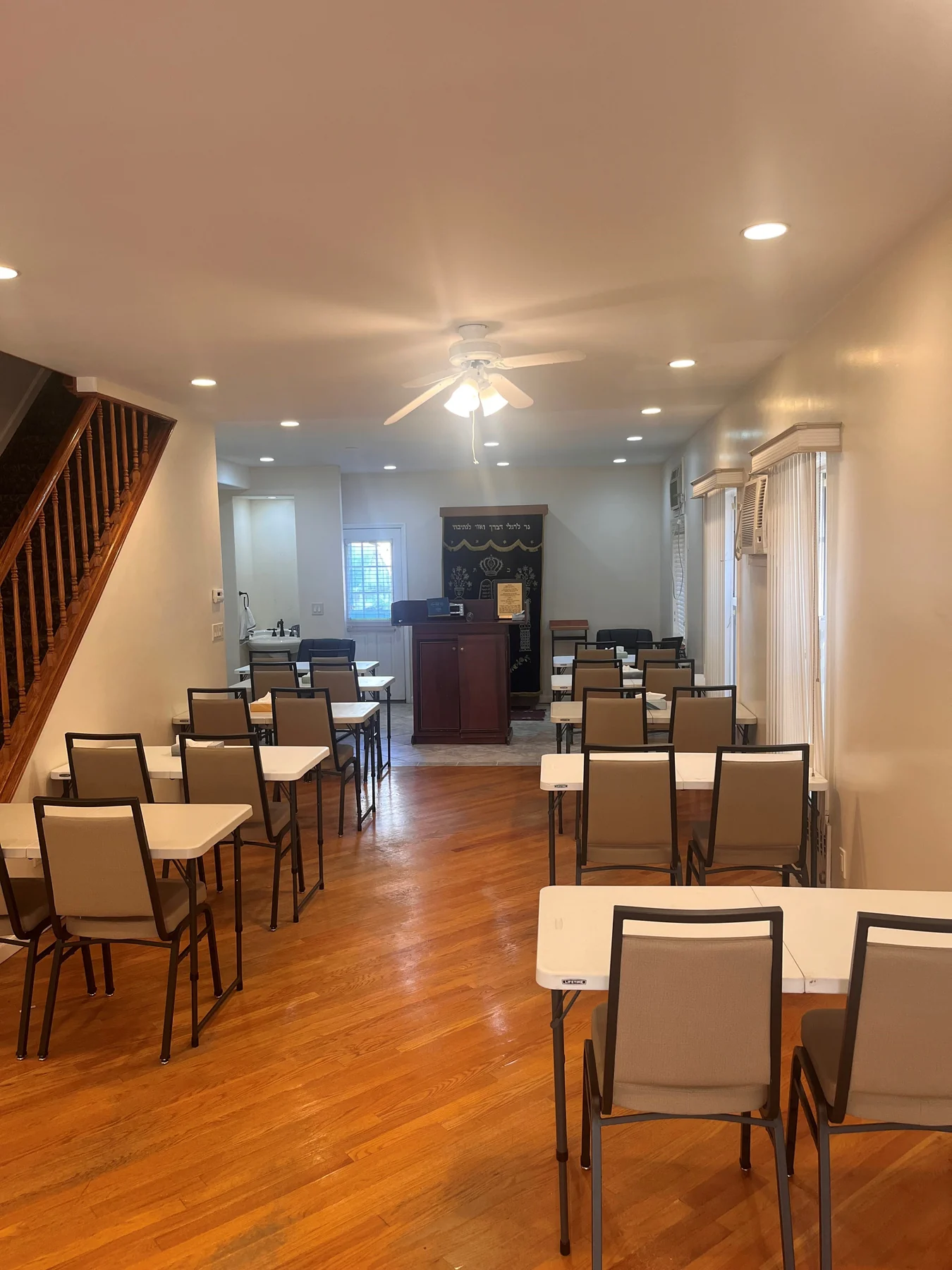 Ahavat Hatorah yeshiva interior